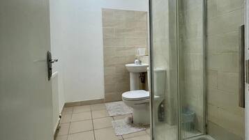 Ferienhaus | Badezimmer | Dusche, kostenlose Toilettenartikel, Handtücher