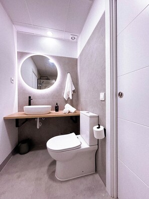 Een douche, een haardroger, handdoeken, zeep