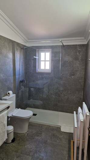 Shower, towels, soap, shampoo - Charming 2-bedroom villa with AC, WiFi in São Rafael, Albufeira (Albufeira)