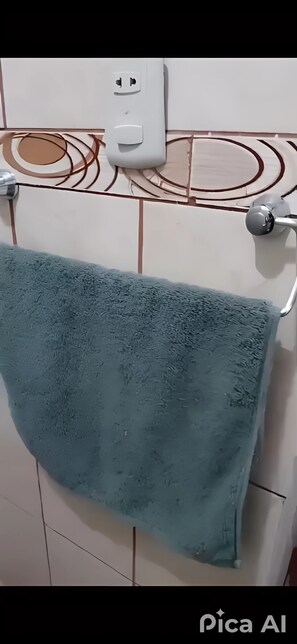 Articles de toilette écologiques, sèche-cheveux, serviettes fournies