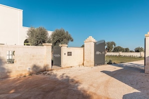 Property grounds - Villa in Savelletri with 4 bedrooms sleeps 8 (Savelletri)