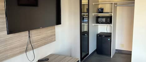Standard Room, 1 King Bed | Desk, laptop workspace, free WiFi, bed sheets