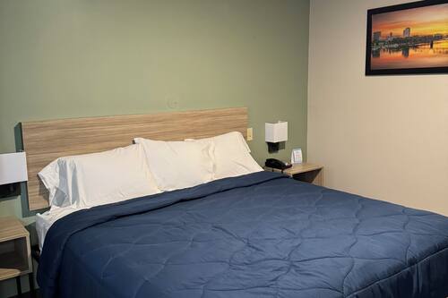 Standard Room, 1 King Bed | Desk, laptop workspace, free WiFi, bed sheets