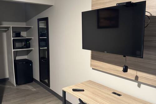 Standard Room, 1 King Bed | Desk, laptop workspace, free WiFi, bed sheets