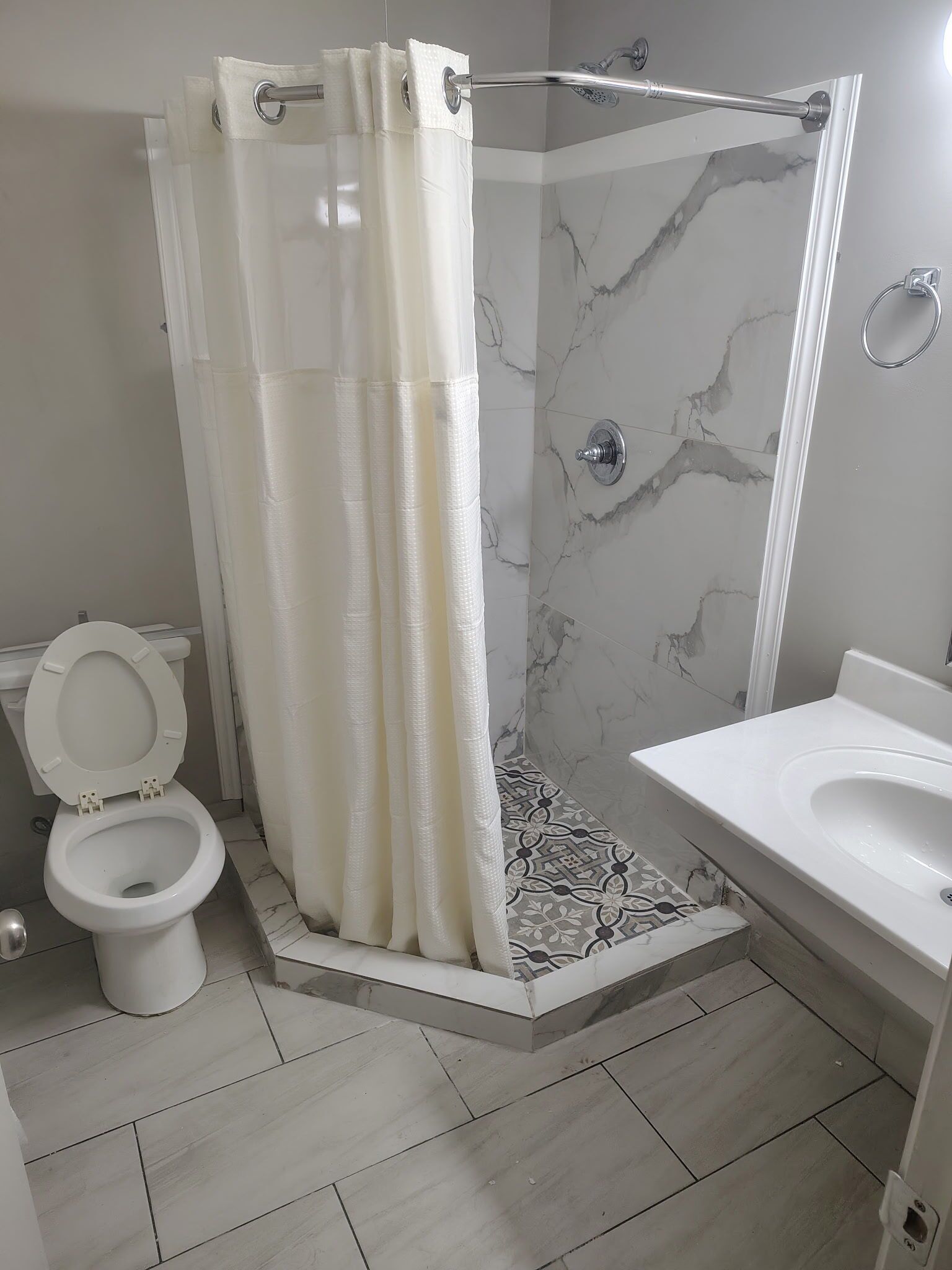 Kylpyhuone, jossa on suihku, wc ja pesuallas.