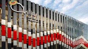 Un edificio moderno con una fachada distintiva que presenta paneles verticales en rojo, blanco y gris.