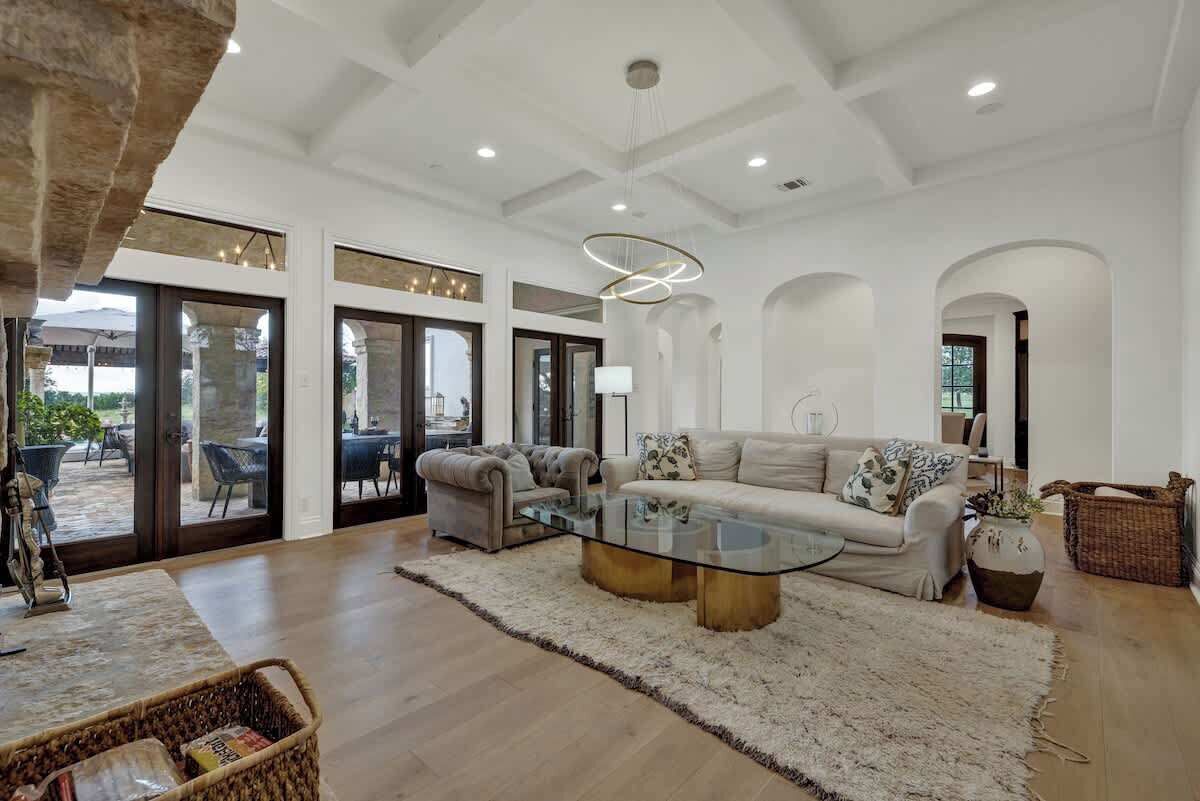 Casa, varias camas, acceso a la piscina, vistas a la piscina (2975 Bear Creek Rd) | Zona de estar | Una chimenea