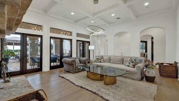 Casa, varias camas, acceso a la piscina, vistas a la piscina (2975 Bear Creek Rd) | Zona de estar | Una chimenea