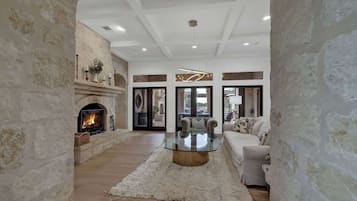 Hus, flere senger, adgang til basseng, bassengutsikt (2975 Bear Creek Rd) | Innvendig