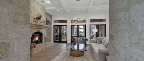 Casa, varias camas, acceso a la alberca, vista a la alberca (2975 Bear Creek Rd) | Interior