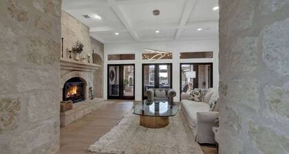 Luxurious Watershaus Ranch - Pool and Hot Tub, Fireplaces, Stunning Views!