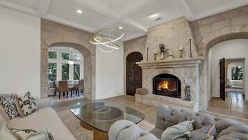 Ferienhaus, Mehrere Betten, Poolzugang, Poolblick (2975 Bear Creek Rd) | Wohnbereich | Kamin