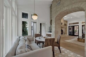 Maison, plusieurs lits, accès piscine, vue piscine (2975 Bear Creek Rd) | Intérieur