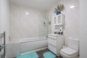 Íbúð | Baðherbergi | Sturta, hárblásari, handklæði