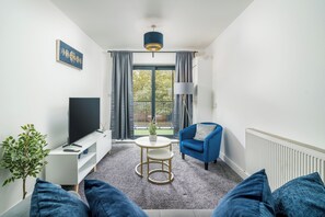 Apartment | Living area - 3 Bed- Full Balcony - Closetoo2 & Excel (London)