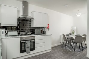 Fridge, microwave, oven, stovetop - 3bed/near Canning Town Stn/balcony/central Location (London)