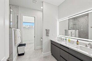 Douche, sèche-cheveux, serviettes fournies, savon