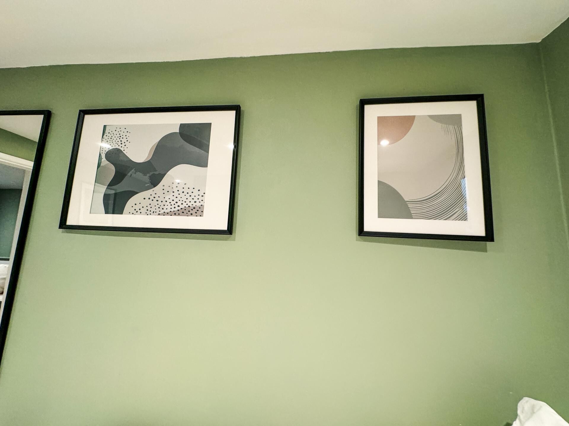 Paret amb tres quadres abstractes emmarcados.