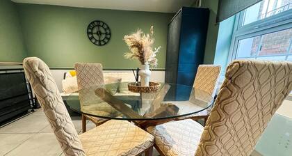 5 Minutes Walk to Reading Station! Small & Cozy Retreat