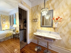 2 chambres, fer et planche à repasser, Wi-Fi, draps fournis