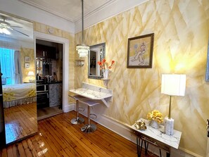 2 bedrooms, iron/ironing board, free WiFi, bed sheets - Chic 2-Room Studio Retreat, Quiet Comfort in New York (New York)