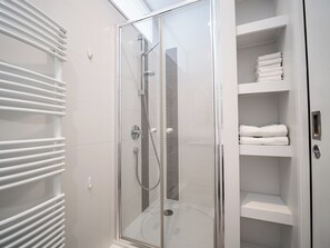 Een douche, een haardroger, handdoeken, zeep