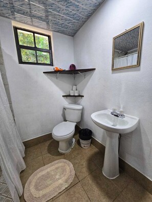 Een douche, een haardroger, handdoeken, zeep