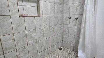 Assecador de cabells, tovalloles, sabó i paper higiènic