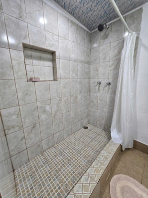 Secador de pelo, toallas, jabón y papel higiénico