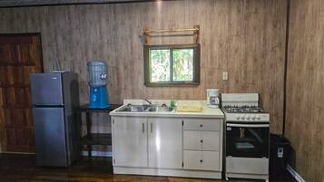 Frigorífico, horno, placa de cocina y cafetera o tetera