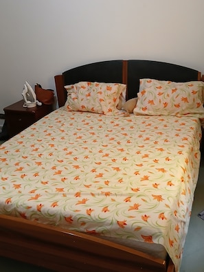 2 bedrooms, iron/ironing board, free WiFi, bed sheets