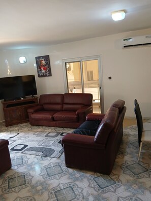 Smart TV - Large apartment of 150 square meters in Yoff BCEA0 beach  (Dakar)