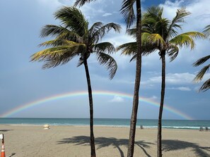 En la playa, camastros y toallas de playa 