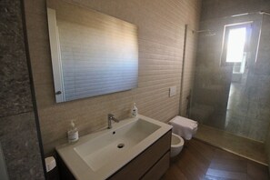 Regadera, secadora de cabello, bidet, toallas 
