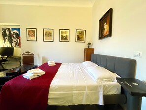 1 habitación, escritorio, tabla de planchar con plancha y wifi 