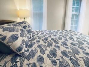 4 bedrooms, iron/ironing board, travel cot, free WiFi - Downtown Kennebunk Home - Spacious! - Walk to area shops and restaurants! (Kennebunk)