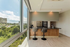 Apartamento Confort, vistas al campo de golf | Cocina privada | Frigorífico grande, microondas, horno y placa de cocina