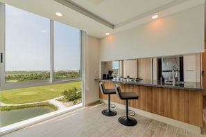 Full-sized fridge, microwave, oven, stovetop - EHDEN Vacation Suites Puerto Cancún (Cancun)