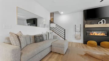 Smart TV, fireplace