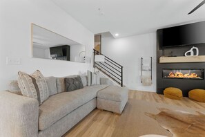 Smart TV y chimenea 