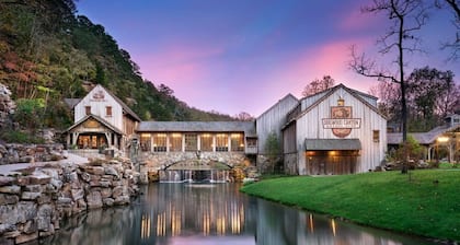 Solid Rock Lodge >Lake View >Hot Tub >Indoor Pool > Near Big Cedar&Thunder Ridge