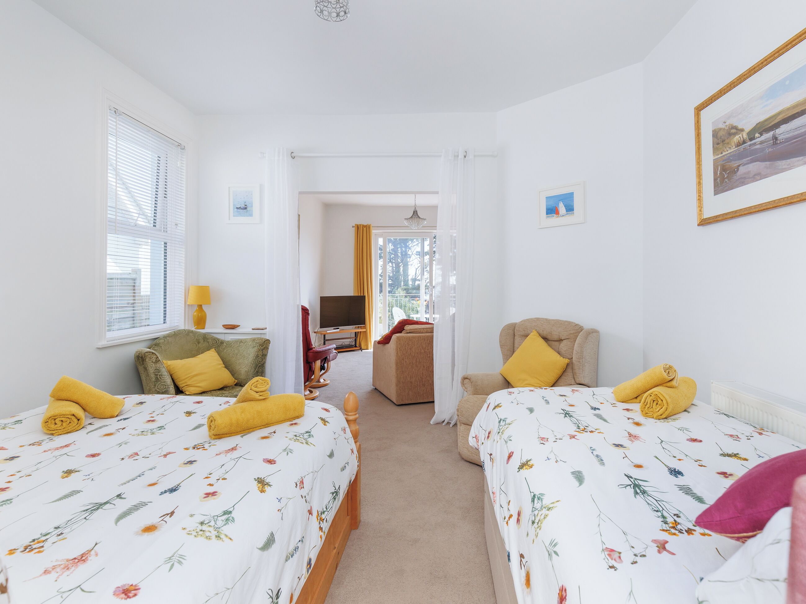 Une chambre d’hôtel avec deux lits, une télévision et une vue sur l’extérieur.