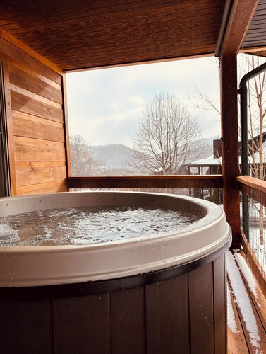 Relax & Recharge: Comfy Cabin with Hot Tub & Mountain Views