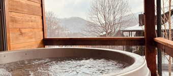 Relax & Recharge: Comfy Cabin with Hot Tub & Mountain Views