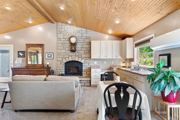 Smart TV, fireplace
