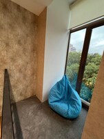 Een kluis op de kamer, een bureau, een laptopwerkplek, gratis wifi