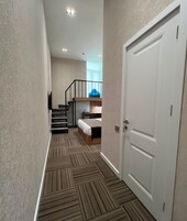 Kamer, 1 twee- of 2 eenpersoonsbedden, uitzicht op stad | Een kluis op de kamer, een bureau, een laptopwerkplek, gratis wifi