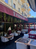 屋外ダイニングエリア