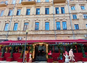 Ein Gebäude mit roter Markise und einem Schild mit der Aufschrift 'FERMA ART'.