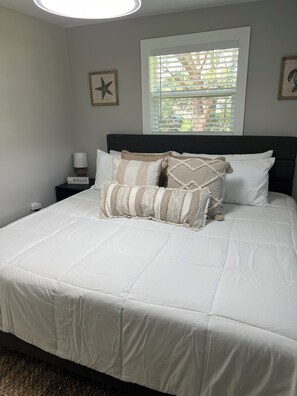 2 slaapkamers, een bureau, een strijkplank/strijkijzer, reisbedje